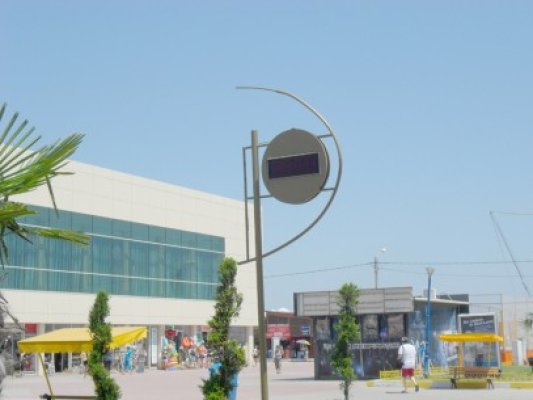 Ceasurile digitale şi termometrele din Mamaia, de decor